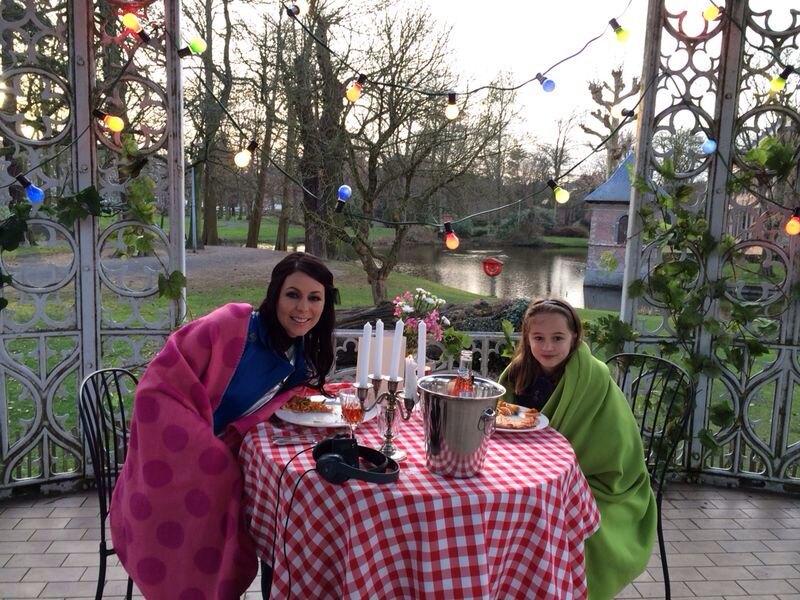 Kristel geniet samen met Maxine van een pizza