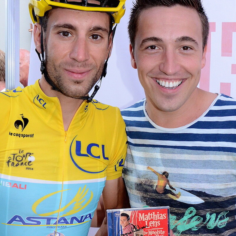 Matthias Lens overhandigt 'De Mooiste Musettes' aan Tourwinnaar Nibali