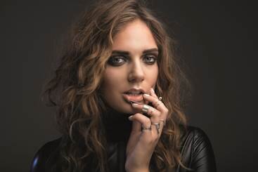 Tove Lo kondigt langverwacht debuutalbum 'Queen Of The Clouds' aan