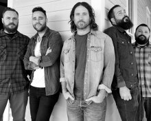 Chuck Ragan speelt samen met The Camaraderie in Trix
