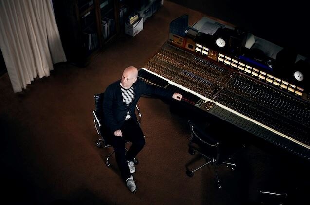 Philip Selway unveils a brilliantly inventive video for "Around again "