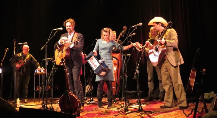 Broken Circle Breakdown Bluegrass Band : grappig, intensief en ontroerend.