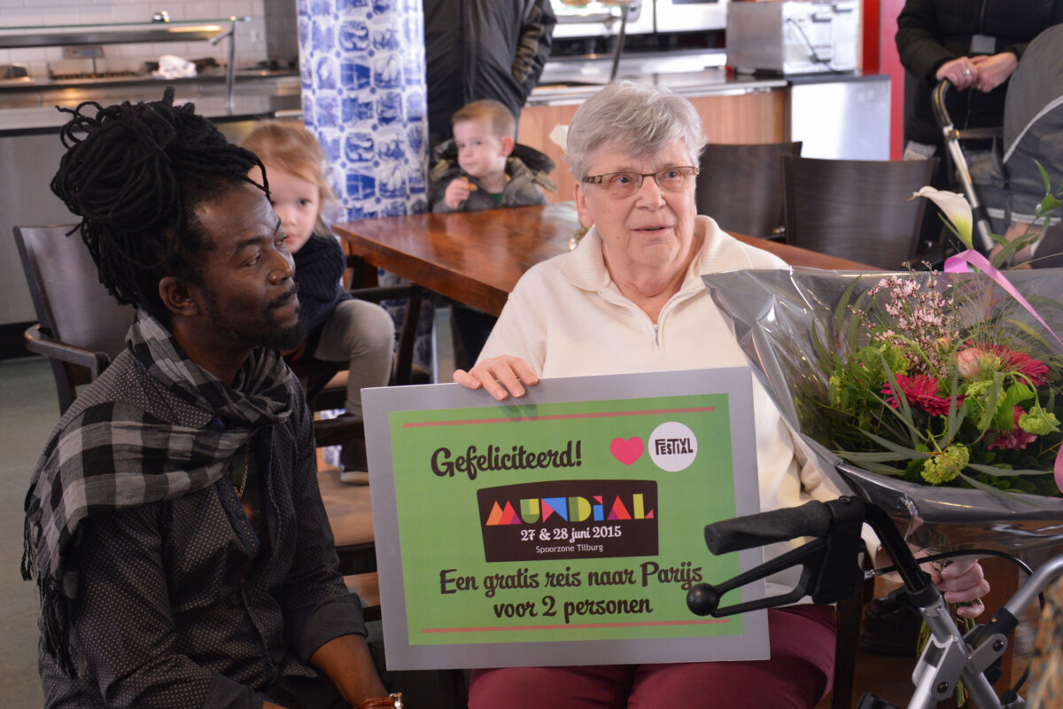 Kenny B verrast met een optreden in woonzorgcentrum Tilburg en geeft een reis cadeau