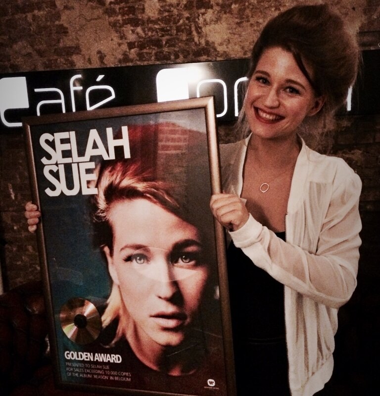 Selah Sue neemt gouden plaat voor 'Reason' in ontvangst !