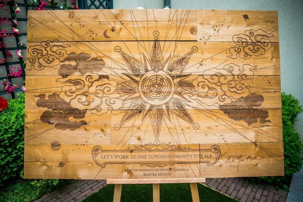 Tomorrowland vereeuwigt boodschap Let's work as one towards dignity for all