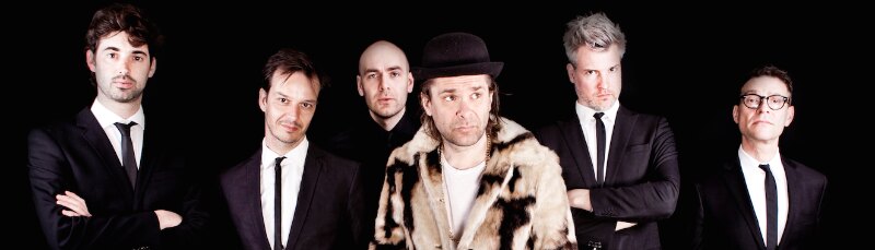 Hans Teeuwen en The Painkillers zijn terug met een spiksplinternieuwe Nederlandse plaat!