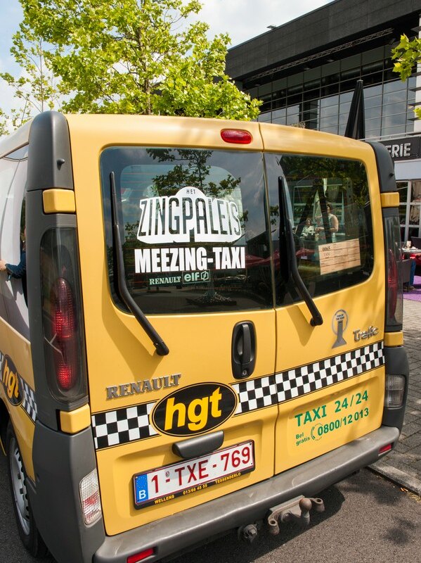 Meezingen in de taxi met De Romeo's