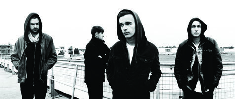 The 1975 komen op 30 maart naar Vorst Nationaal