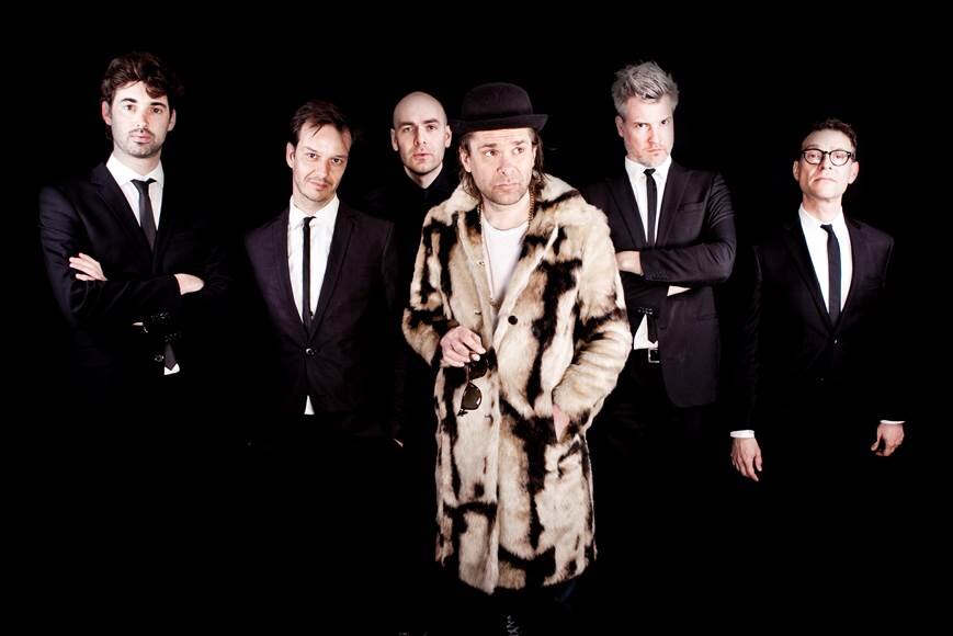 Hans Teeuwen is terug met zijn band The Painkillers
