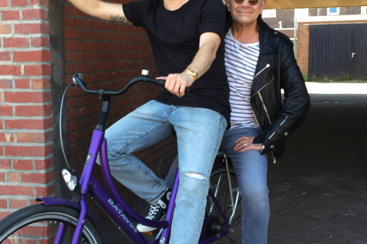Rob de Nijs springt achterop de fiets van Gers Pardoel