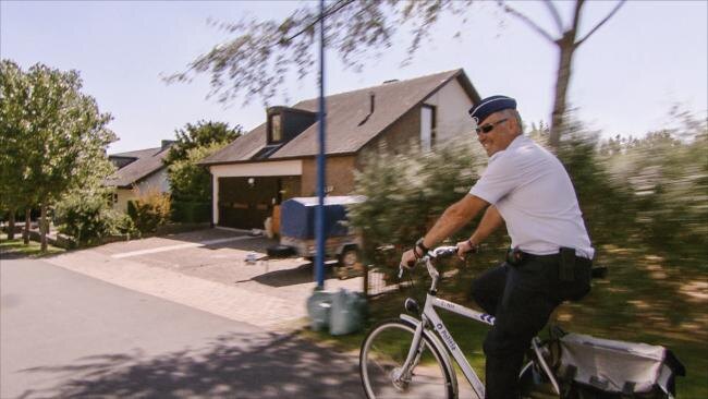 Inspecteurs Kurt en Brend innen achterstallige verkeersbelastingen in Alloo bij de Lokale Politie