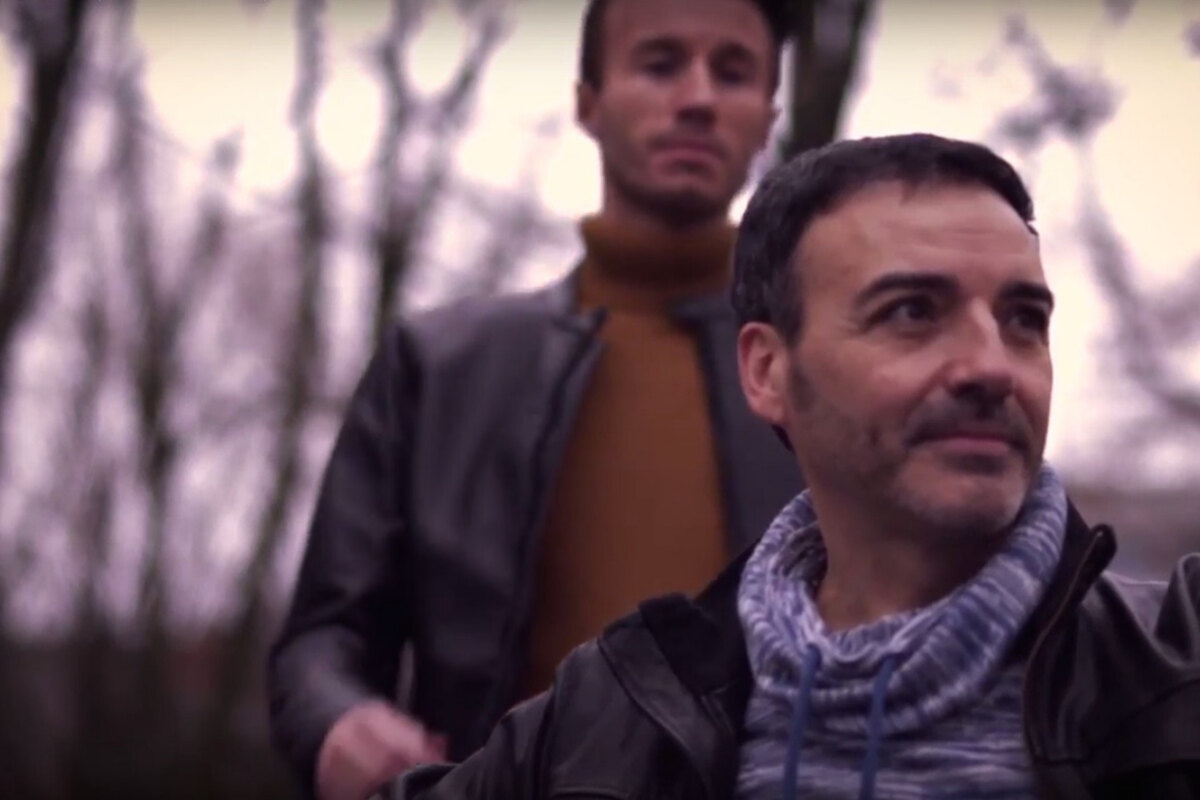 Johan Verstreken en Ivann beëindigen ‘Magneet(ische)” videoclip met een warme kus !