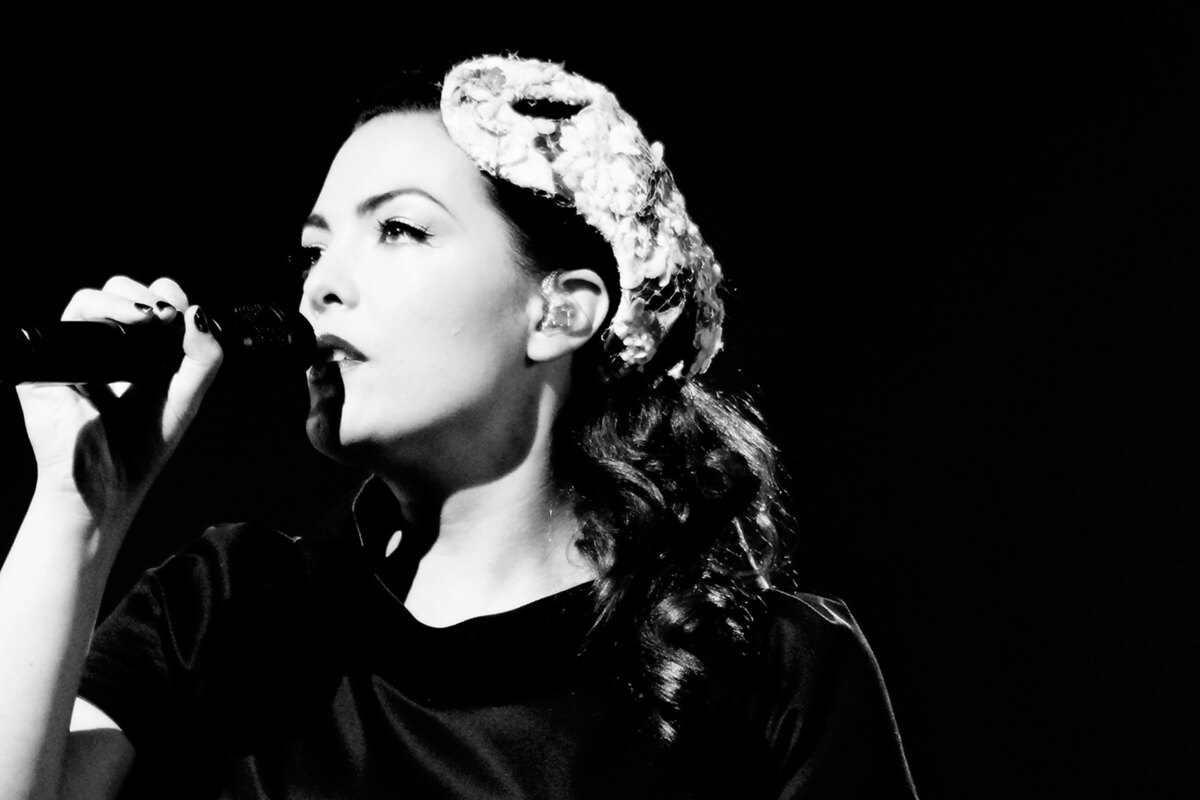 Caro Emerald heropent 013 met een kleurrijke show