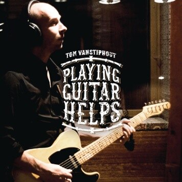 “Playing Guitar Helps” het 4'  Solo album van Tom Vanstiphout