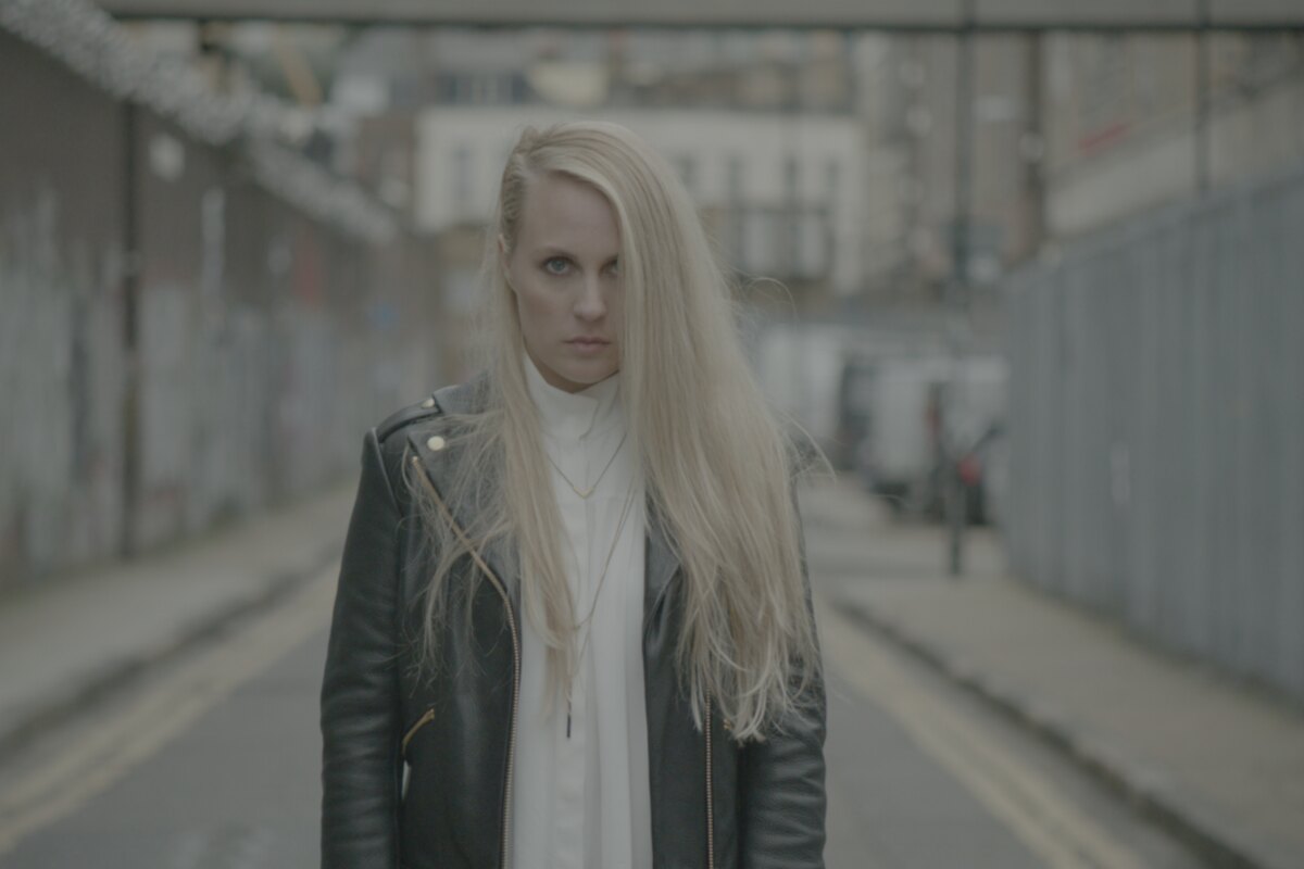 Billie stelt video voor van Caught By The Tide