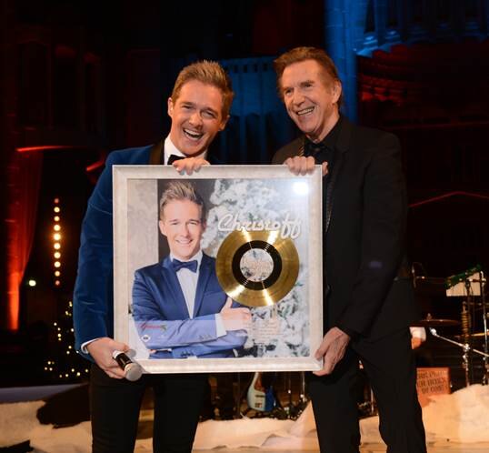 Christoff krijgt gouden award overhandigd van Will Tura