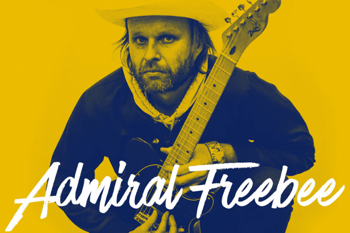 Admiral Freebee speelt op Gladiolen
