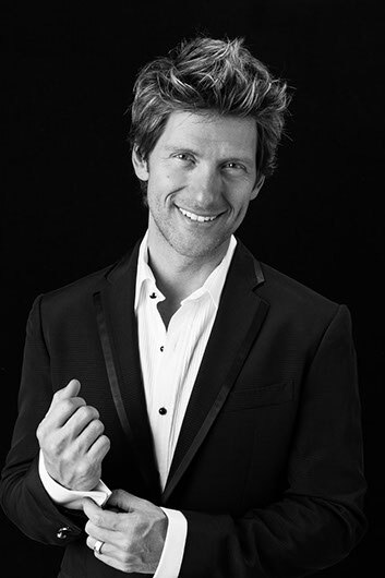 Gene Thomas kleedt zich uit !