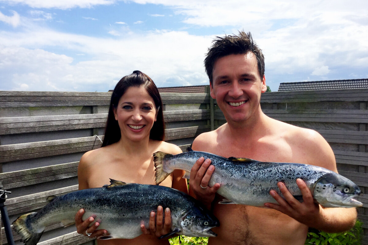 Sasha & Davy poseren topless met vis ! 