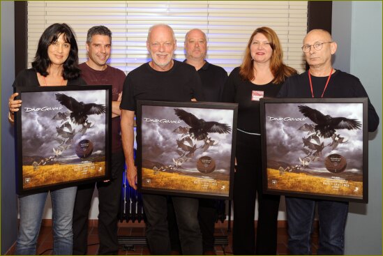 David Gilmour krijgt gouden plaat voor "Rattle That Lock"