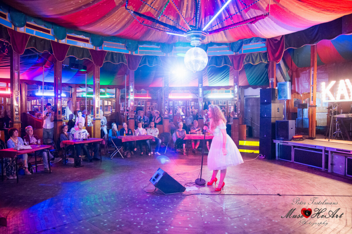 Kaylie stelt tweede single ‘A Million Ways’ voor in spiegeltent uit 1931