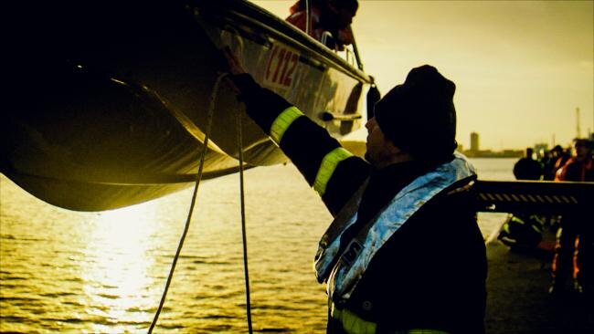 Brandweerlui Helden van Hier bergen vermiste man in haven