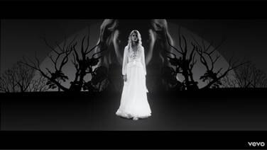 Emma Bale brengt video uit voor ‘Worth It’