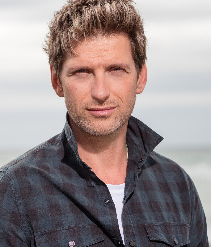 Gene Thomas vervangt Christoff tijdelijk als presentator van de Vlaamse Ultratop 50