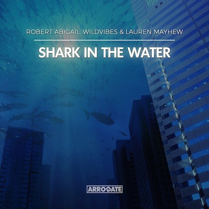 Robert Abigail en 17-jarige WildVibes zetten (haaien)tanden in festival preseason met 'Shark In The Water'!