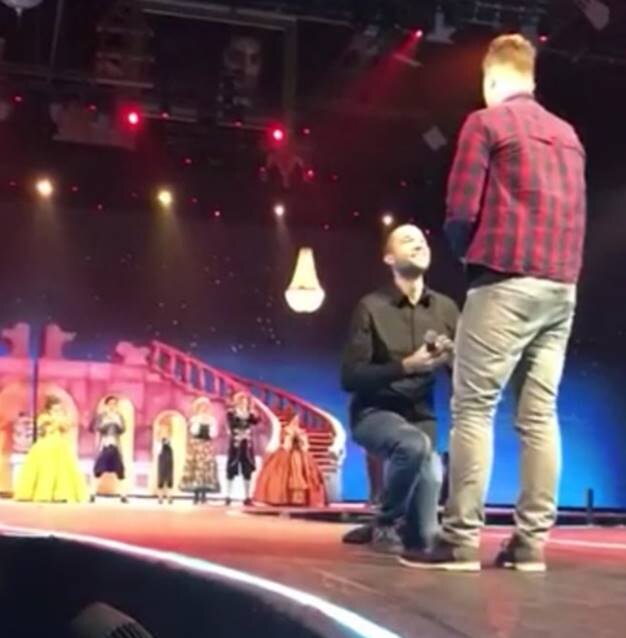 Magisch huwelijksaanzoek tijdens musical 'Beauty and the Beast'