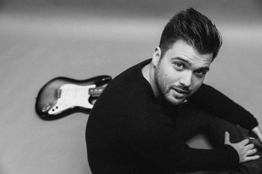 Tom Frantzis lanceert zijn eerste single 'Facing Changes' bij Warner Music