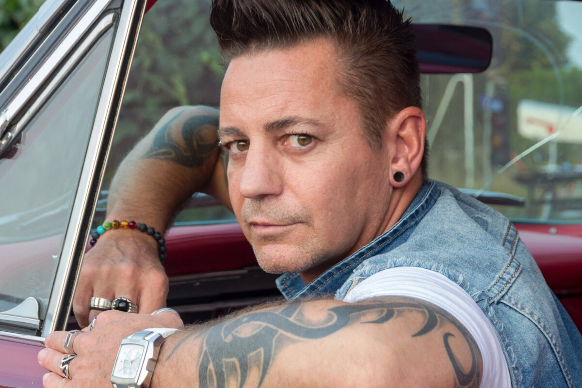 Het hoeft niet altijd Rock'n Roll te zijn bewijst Shane met zijn nieuwe single "Let me live again"!