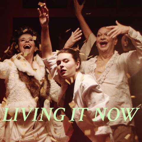 Joia verkent de grens tussen gek en normaal in ‘Living It Now’