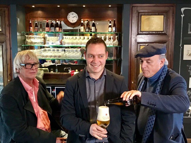 CEO brouwerij Omer Vander Ghinste geeft Herbert Flack en Pieter Aspe een warme welkom in West-Vlaanderen
