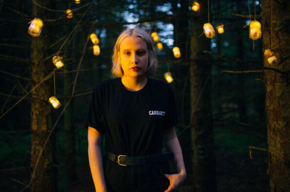 Lizzy Farrall releases new single "Pack of wolves"