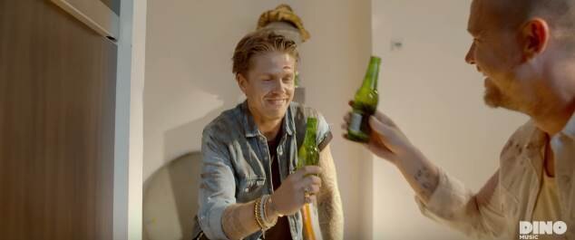André Hazes en Johnny de Mol zetten de boel op stelten in nieuwe videoclip!