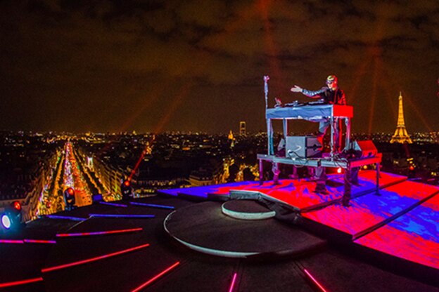 DJ SNAKE: Announces new single & performs on top of the Arc de Triomp