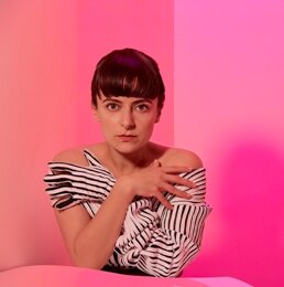 Khani stelt voor W.O.M.A.N.