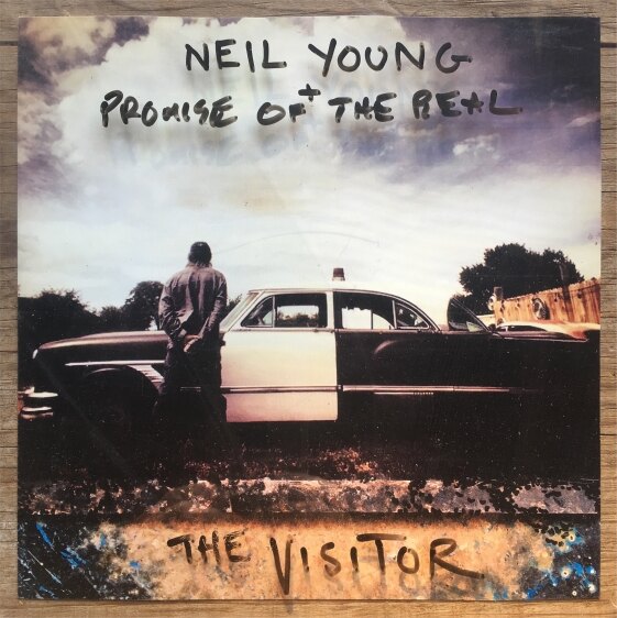Neil Young & Promise Of The Real stelt voor The Visitor
