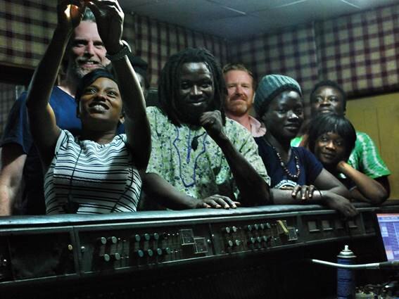Deze Nigeriaanse band brengt Arsenal mee naar AB
