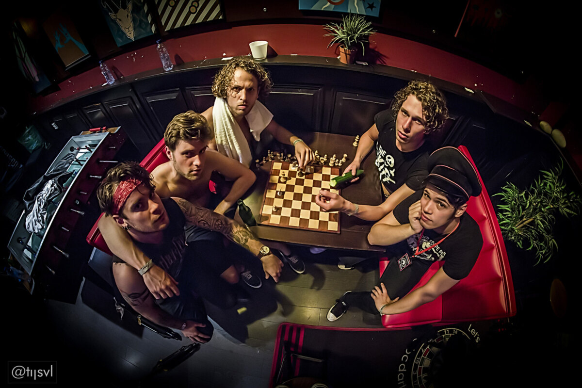 High-energy rock 'n roll ontmoet expressionistische Franse black metal in nieuwe Rectum Raiders video