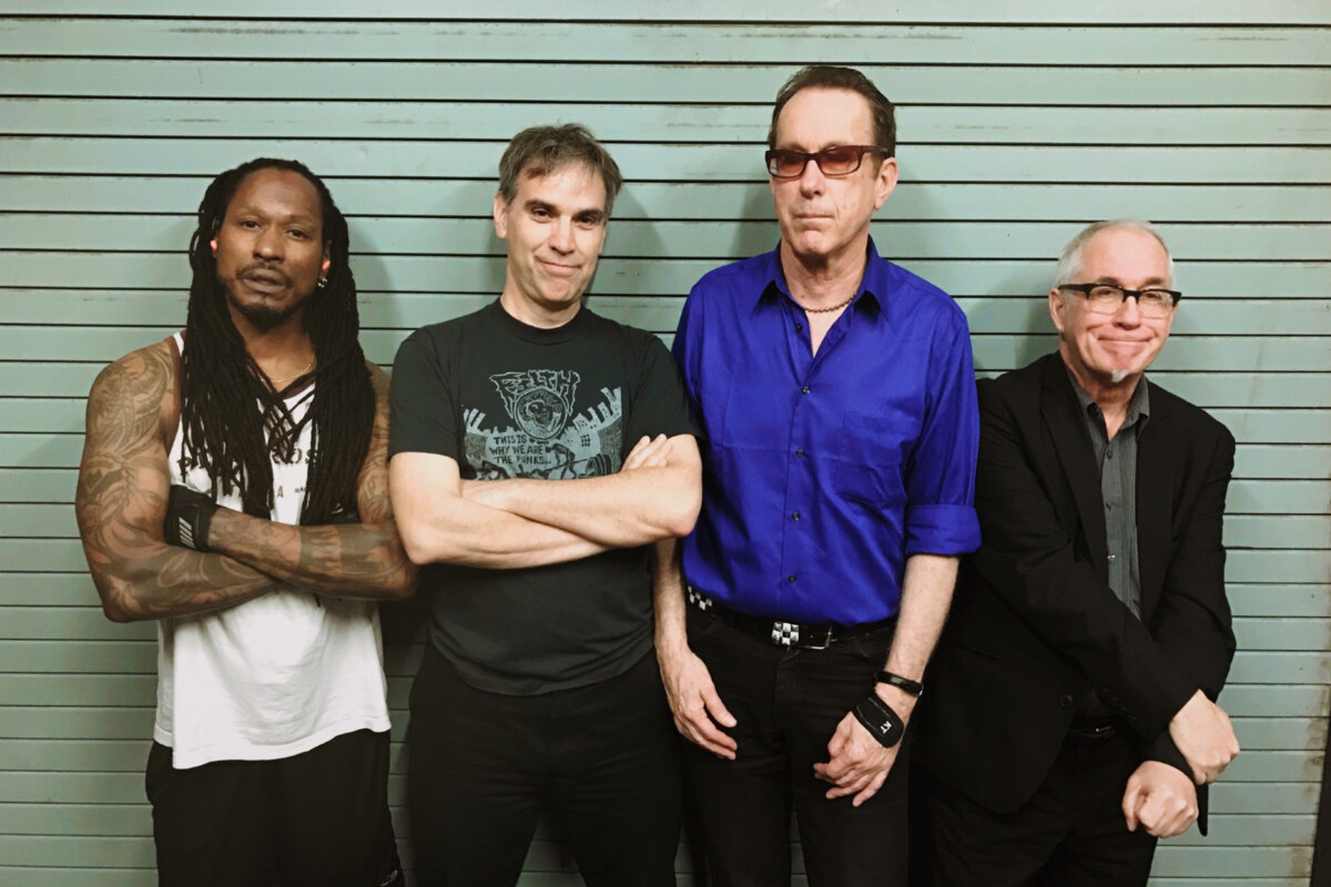 Sjock plaatst de Dead Kennedys en 8 andere namen op hun affiche. 