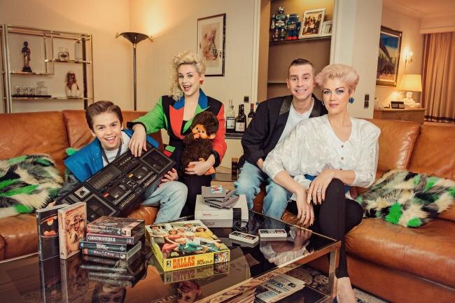 Kelly Pfaff neemt Sam, Shania en Kenji mee naar 1989