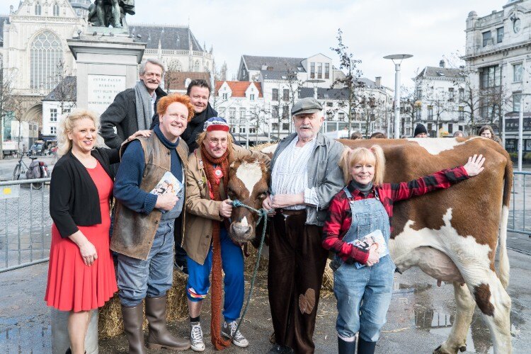 Nonkel Jef brengt Kempense knuffelkoe mee naar de Groenplaats