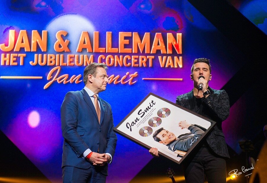 Gert Verhulst en Bart De Wever verrassen Jan Smit in het Sportpaleis!