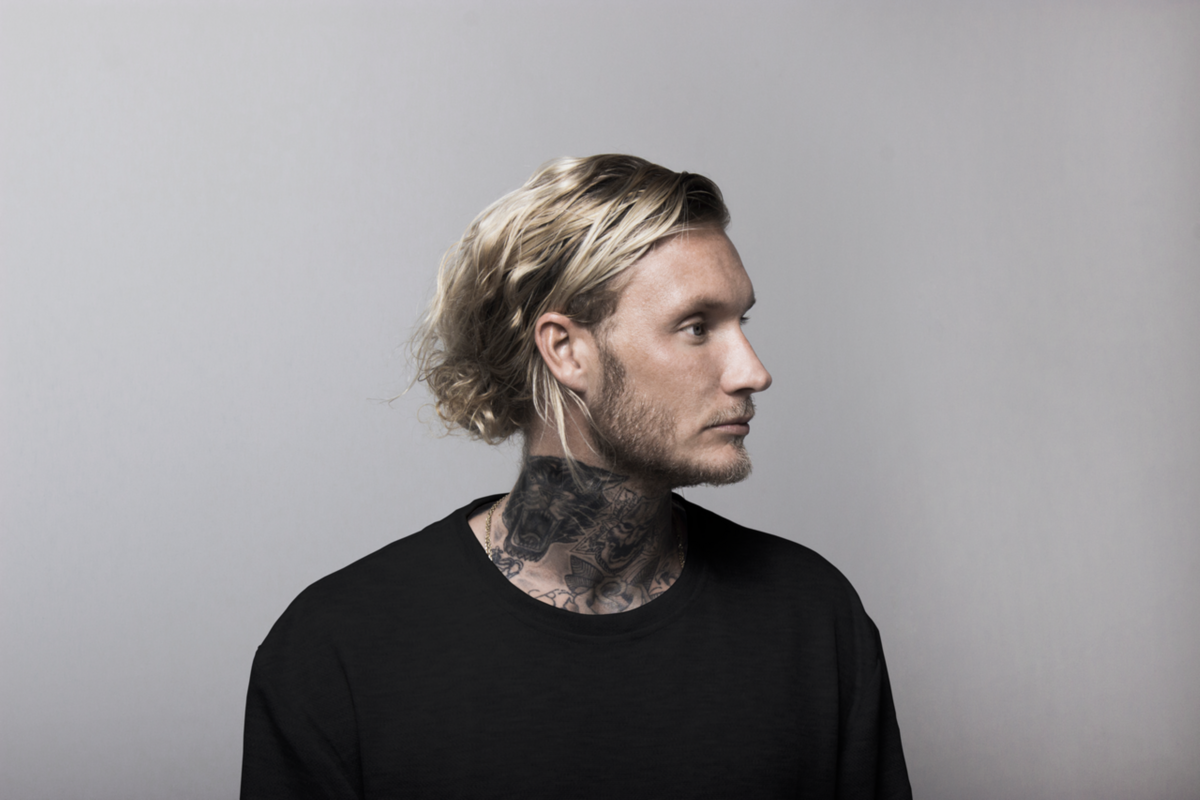 Morten brings Brazilian vibes on "Baile de Favela"