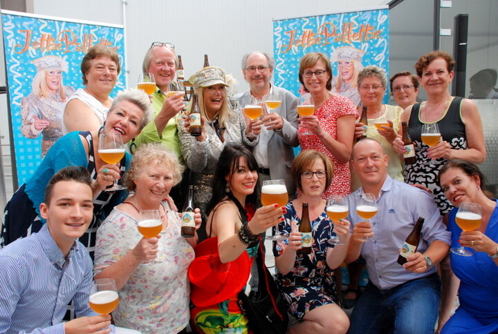 Jettie Pallettie lanceert haar eigen bier,‘De Blonde Jettie’