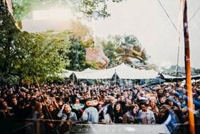 Moonday Open Air – 3-jarig jubileum verhuist naar de prachtige tuin van ijsbaan Kristallijn