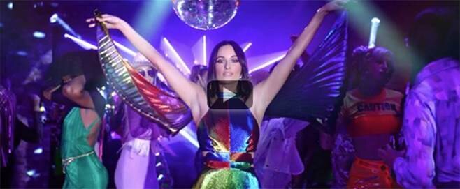 Kacey Musgraves presents 'High Horse' video | live at Het Depot on October 20th 