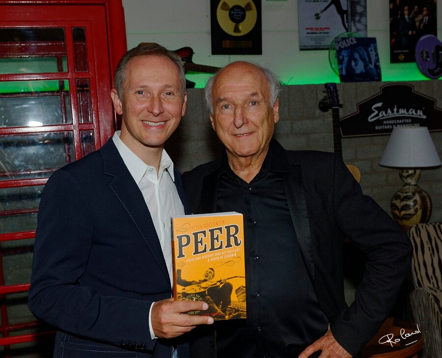 Helmut Lotti geeft Peter Koelewijn een ‘Peer’